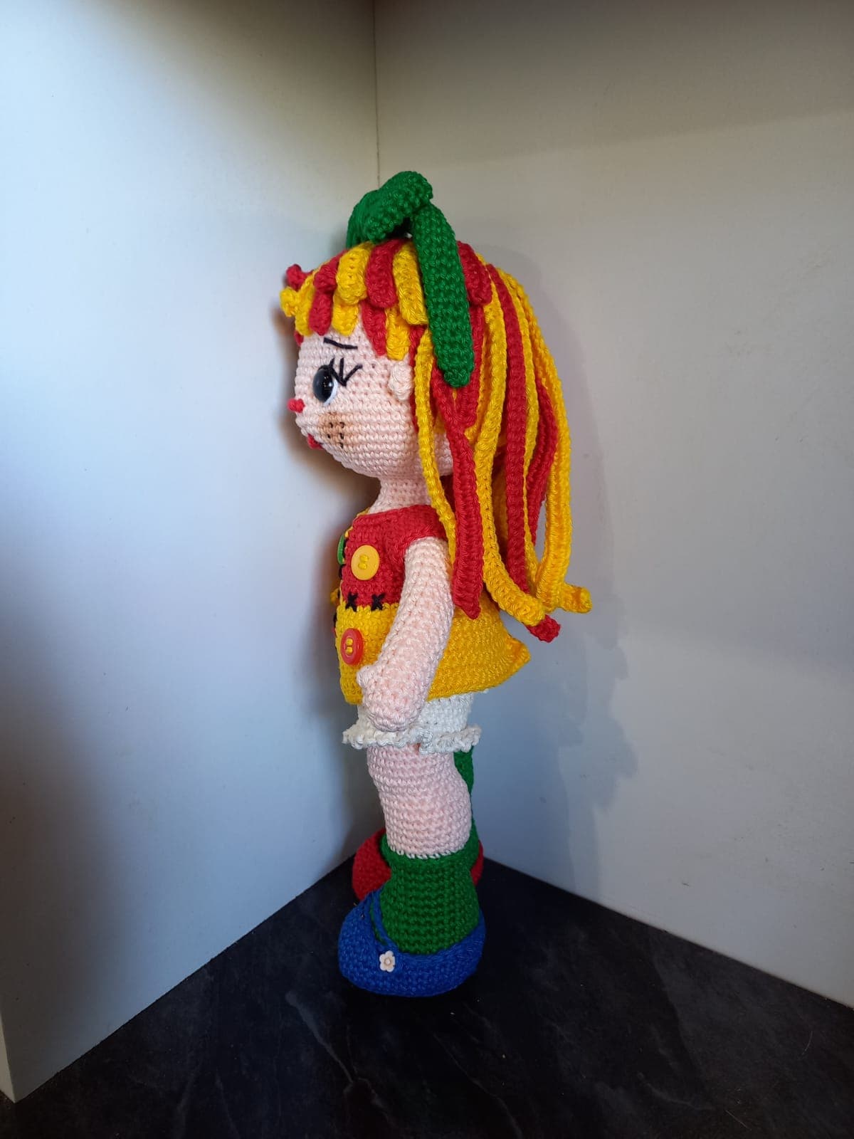 Boneca Colorida Em Amigurumi