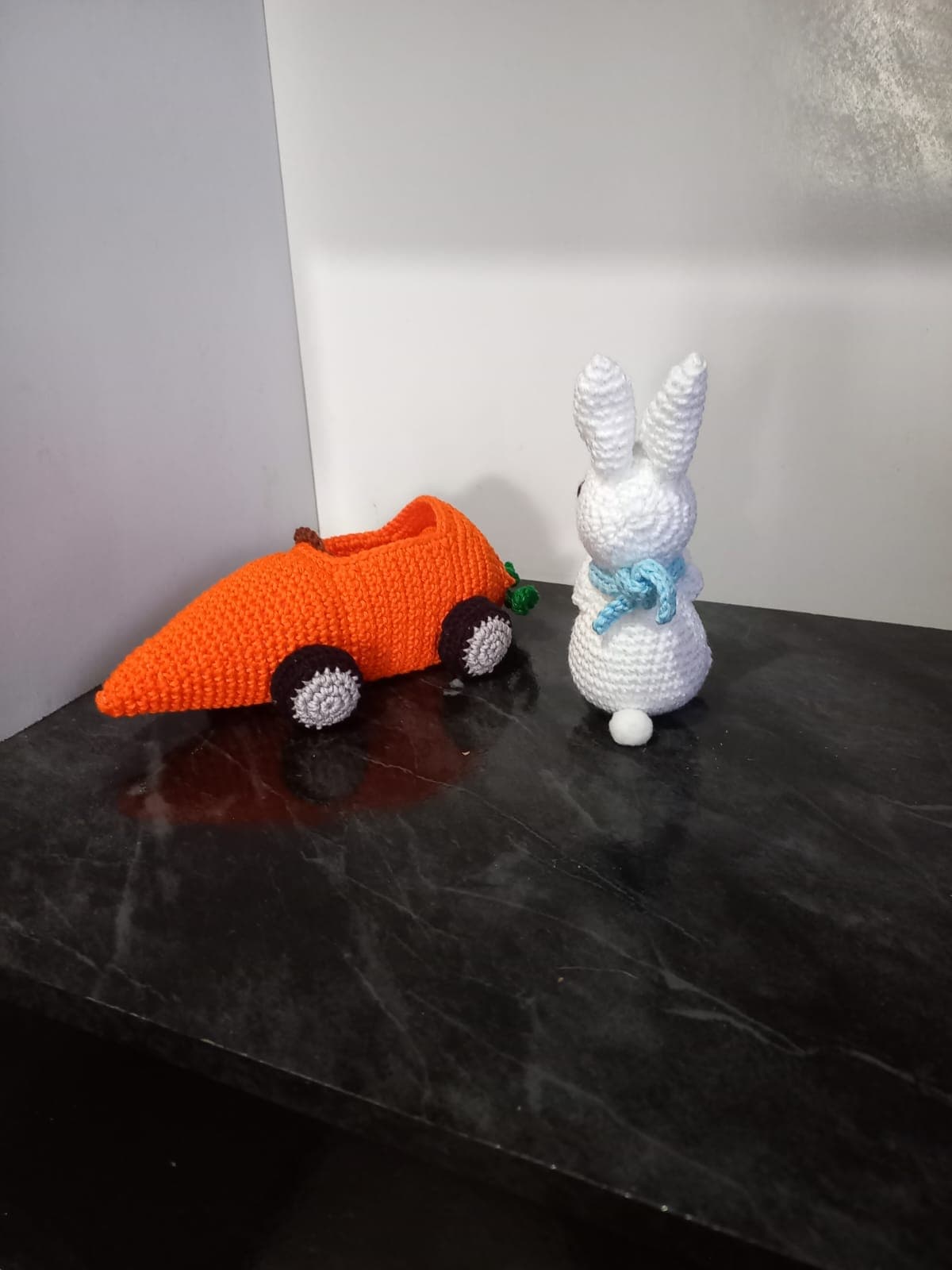Coelhinho Com Carrinho De Cenoura Em Amigurumi