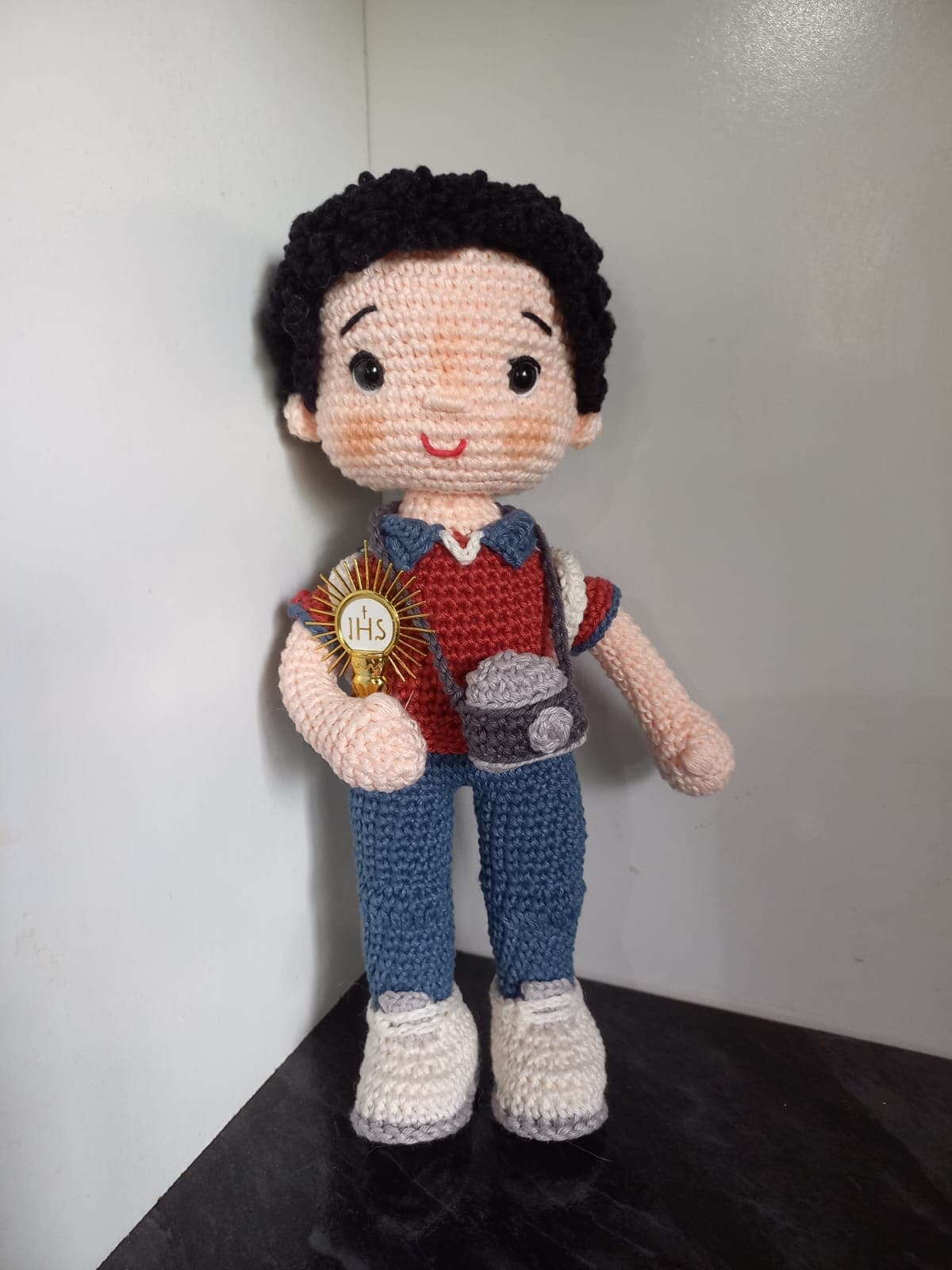Santo Carlos Acutis Em Amigurumi